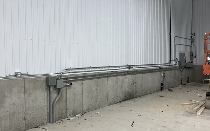 Électricien réalisant une installation électrique dans un commerce des Laurentides