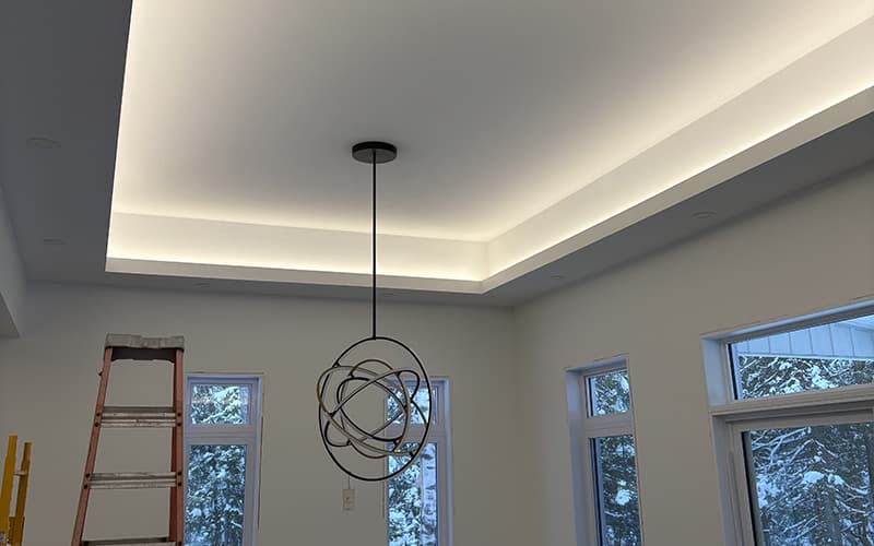 Installation électrique réalisée par Éric Leroux Électrique — éclairage indirect au plafond et luminaire suspendu