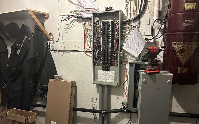 Branchement et mise à niveau d'un panneau électrique 200A par un maître électricien.