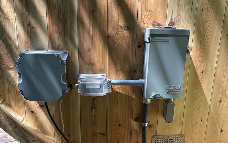 Branchement électrique conforme d'une piscine creusée par un maître électricien.