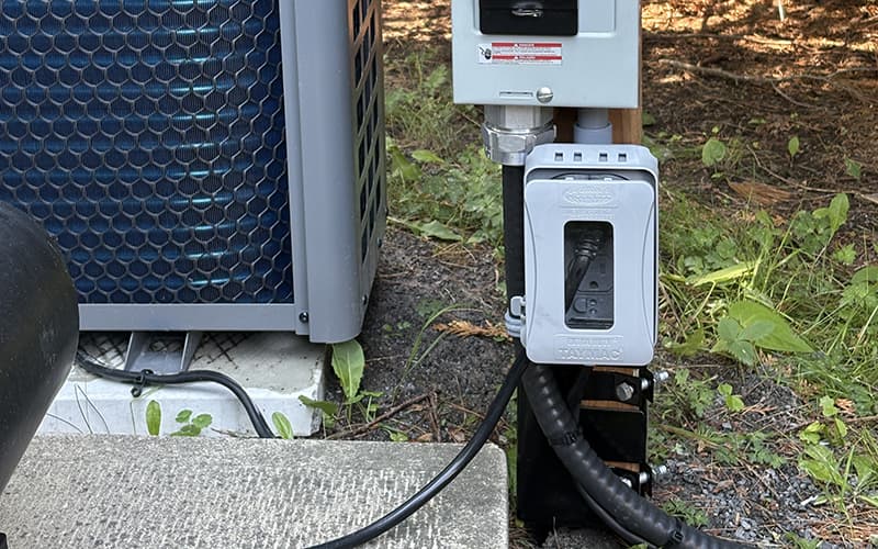 Maître électricien réalisant le branchement électrique d'un spa à Lachute.
