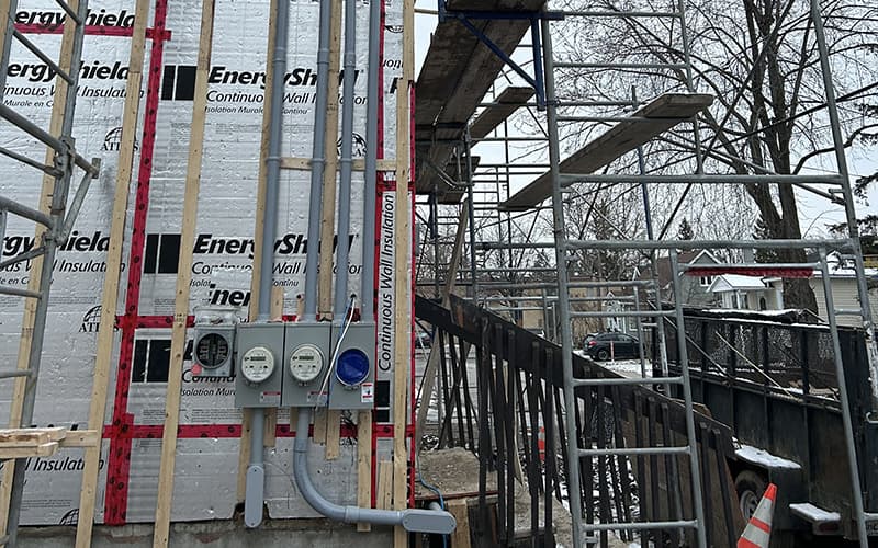 Maître électricien réalisant le câblage électrique d'un projet de rénovation à Lachute.