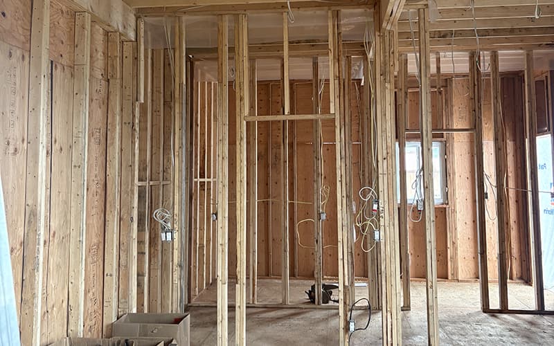 Maître électricien effectuant des travaux résidentiels
