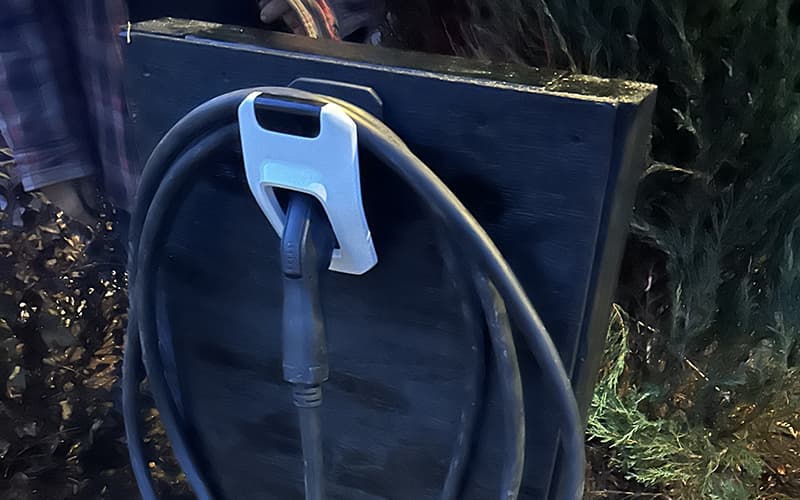 Branchement d'une borne de recharge VÉ au panneau électrique par un maître électricien.