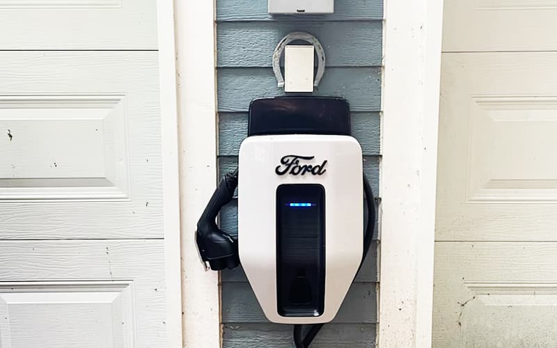 Maître électricien installant une borne de recharge pour véhicule électrique à Lachute.
