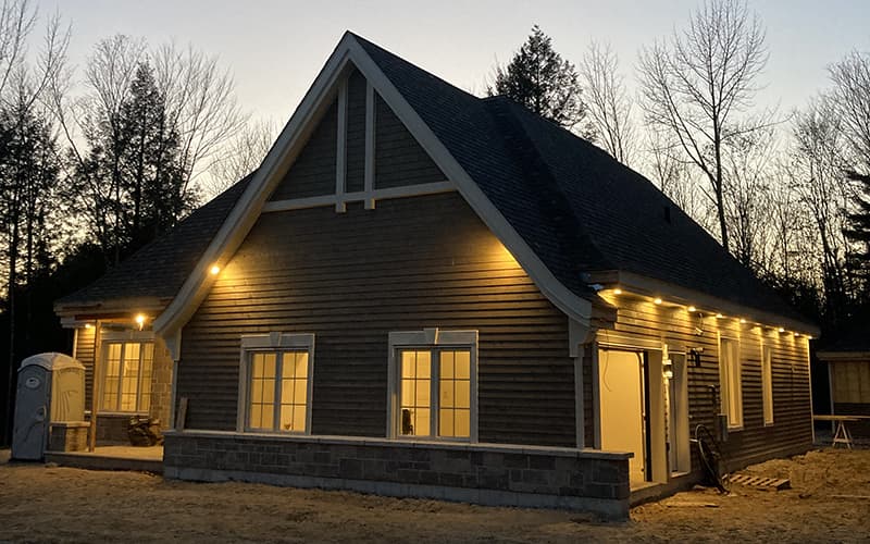 Maître électricien installant un système d'éclairage intérieur dans une résidence de Lachute.