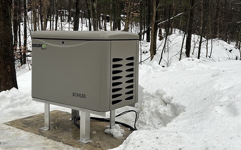 Maître électricien installant une génératrice résidentielle à Lachute.