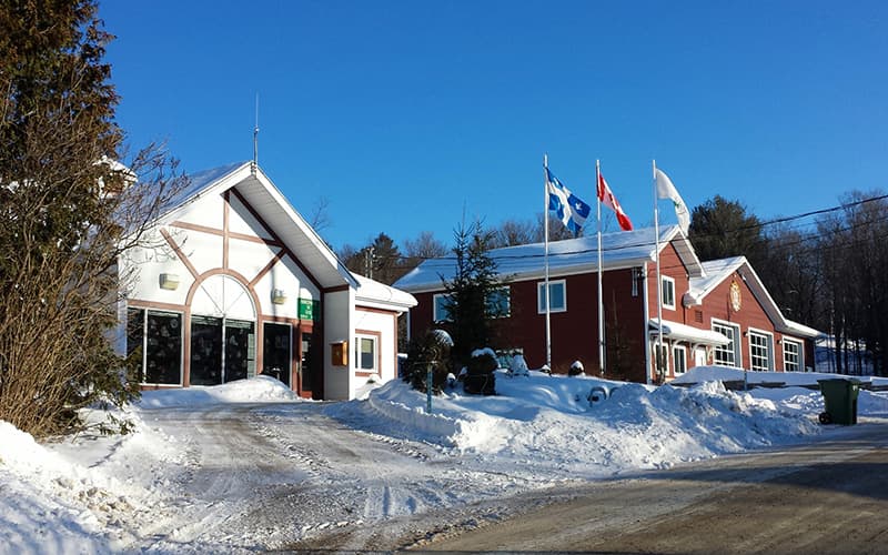 Paysage rural et boisé de Gore desservi par notre maître électricien