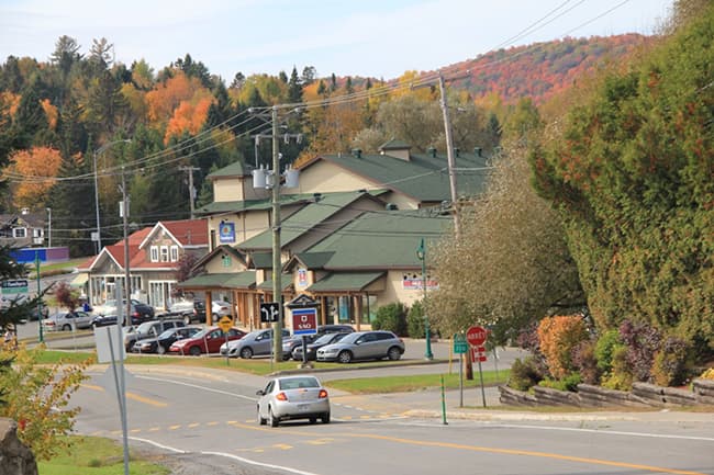 Rue de village bordée de commerces en automne