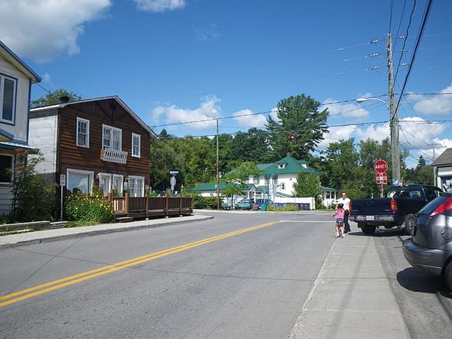 Rue résidentielle de village avec maisons unifamiliales