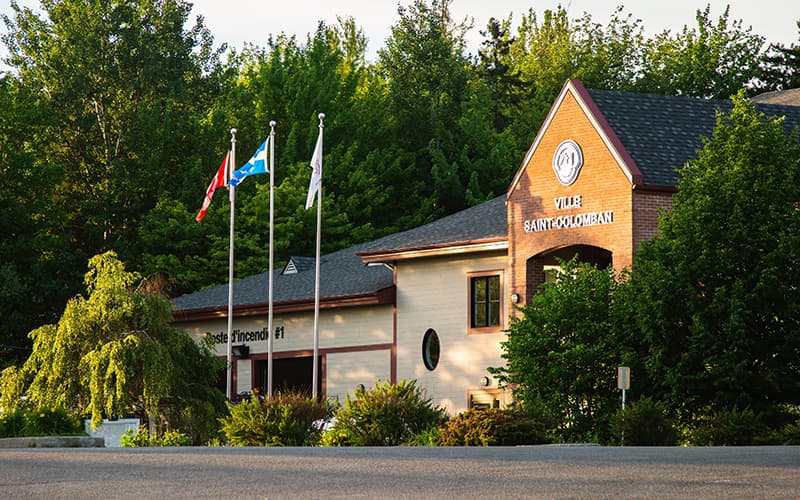 Quartier résidentiel boisé de Saint-Colomban desservi par notre maître électricien