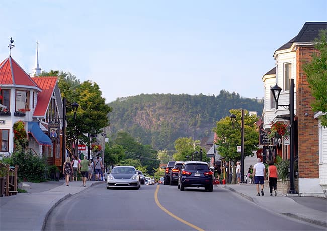 Rue principale commerçante au pied des montagnes