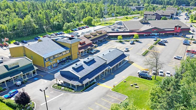 Vue aérienne d'un centre commercial entouré de forêt