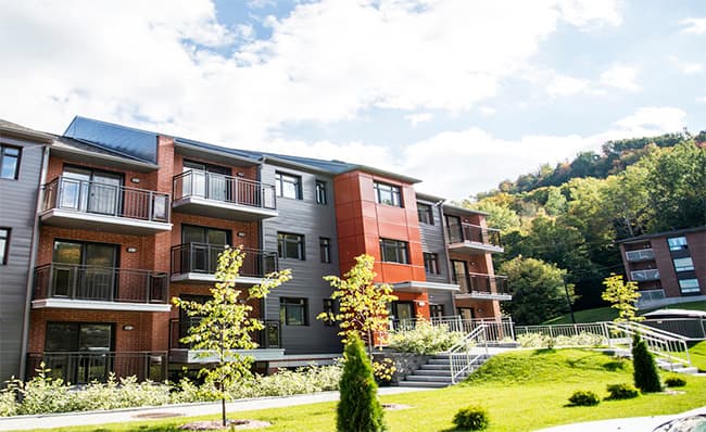 Immeubles résidentiels neufs à flanc de colline